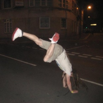 La Boite Diabolique - Boulty Doing A Handstand